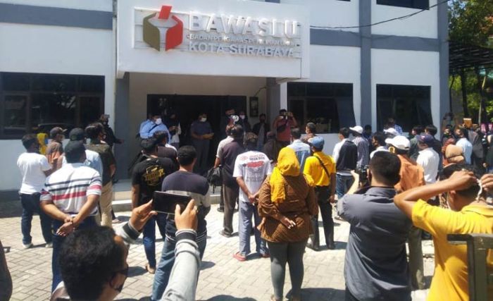Ratusan Saksi Yasin-Gunawan Kembali Datangi Bawaslu, Kawal Sidang Sengketa Ratusan Saksi Yasin-Gunawan Kembali Datangi Bawaslu, Kawal Sidang Sengketa