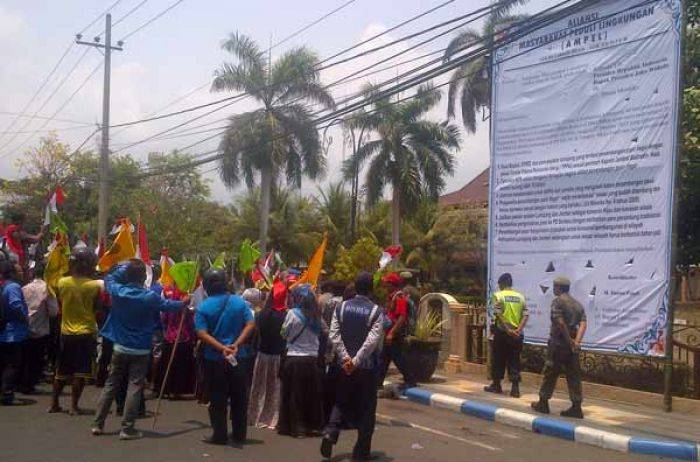 Peringatan Hari Pahlawan, Puluhan Aktivis di Lumajang Surati Presiden dengan Baliho Peringatan Hari Pahlawan, Puluhan Aktivis di Lumajang Surati Presiden dengan Baliho