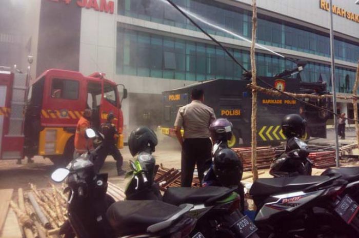 IGD RS Bhayangkara Terbakar, Belum Diketahui Penyebabnya IGD RS Bhayangkara Terbakar, Belum Diketahui Penyebabnya