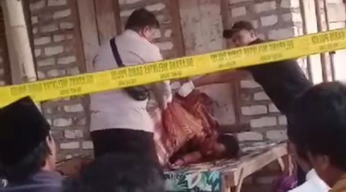 Pria Warga Galis Bangkalan Tewas Mengenaskan dengan Luka Sayatan Leher di Tempat Tidur Pria Warga Galis Bangkalan Tewas Mengenaskan dengan Luka Sayatan Leher di Tempat Tidur
