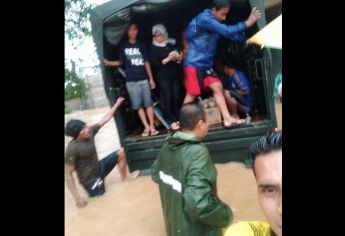 Diterjang Banjir, Sejumlah Perbankan di Pacitan Harus Offline-kan Layanan Diterjang Banjir, Sejumlah Perbankan di Pacitan Harus Offline-kan Layanan