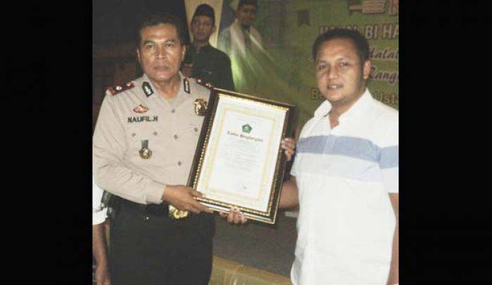 Warga Perum KNV Beri Penghargaan Bripka Dwi