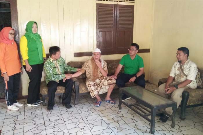 Suami-Istri Sama-sama Sakit dan Tak Punya Anak, Camat Montong Berikan Bantuan