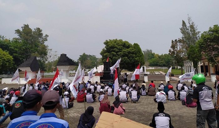 Peringati Hari Pahlawan, Ratusan PKL Bangkalan Tahlilan di Taman Makam Pahlawan