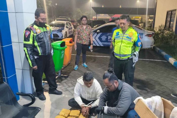 Polda Jatim dan BNN Gagalkan Pengiriman Sabu Seberat 7 Kilogram Jaringan Internasional ke Madura Polda Jatim dan BNN Gagalkan Pengiriman Sabu Seberat 7 Kilogram Jaringan Internasional ke Madura