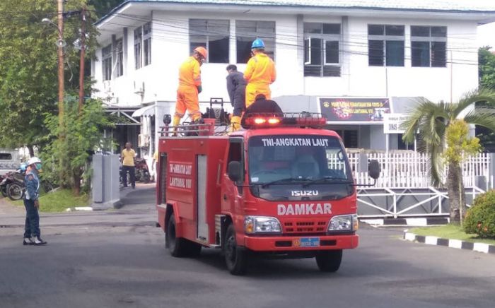 Diskes Lantamal VIII Cegah Covid-19 Dengan Penyemprotan Cairan Disinfektan Diskes Lantamal VIII Cegah Covid-19 Dengan Penyemprotan Cairan Disinfektan