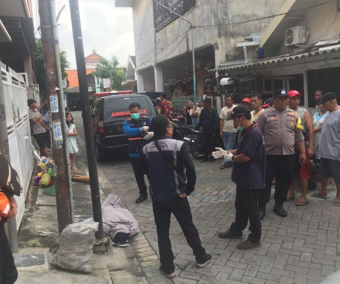 Wanita Pedagang Barang Pecah Belah Keliling Tewas Tergeletak di Gubeng Kertajaya II Surabaya Wanita Pedagang Barang Pecah Belah Keliling Tewas Tergeletak di Gubeng Kertajaya II Surabaya