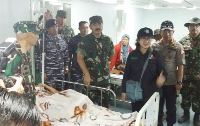 Panglima TNI Kunjungi Pasien Korban Gempa Lombok di KRI dr. Soeharso (SHS)-990
