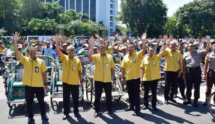 Petrokimia Gresik Santuni 1.200 Abang Becak Petrokimia Gresik Santuni 1.200 Abang Becak
