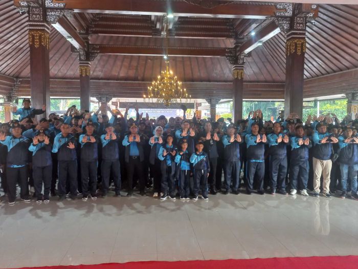 Wabup Mojokerto Berangkatkan Ratusan Atlet dan Ofisial yang Berlaga di Porprov IX Jatim Wabup Mojokerto Berangkatkan Ratusan Atlet dan Ofisial yang Berlaga di Porprov IX Jatim