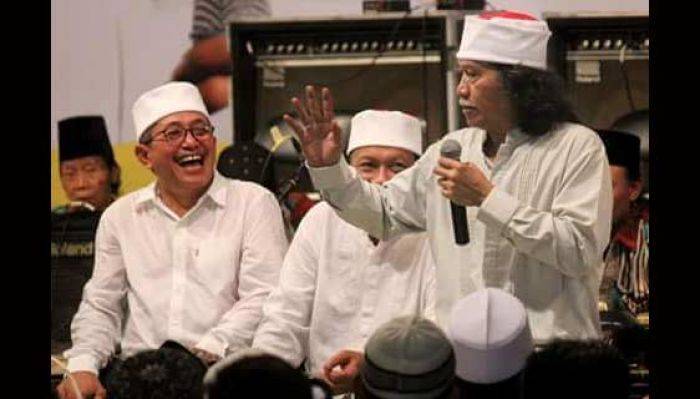 DPRD Gresik Bersama Cak Nun dan Kiai Kanjeng Gelar Ngaji Sinau Syukur DPRD Gresik Bersama Cak Nun dan Kiai Kanjeng Gelar Ngaji Sinau Syukur