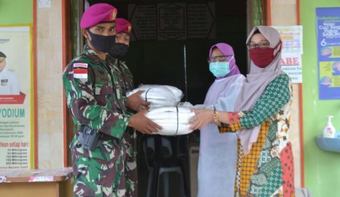 ​Danguspurla Koarmada II Serahkan Bantuan APD di Sebatik