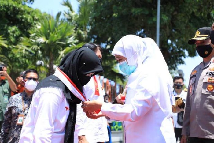 Pagi-Pagi di Madiun, Gubernur Khofifah Tinjau Sidang di Tempat Operasi Yustisi Pagi-Pagi di Madiun, Gubernur Khofifah Tinjau Sidang di Tempat Operasi Yustisi