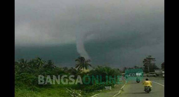 Puting Beliung Hantam Watulimo Trenggalek, Ratusan Rumah Porak Poranda Puting Beliung Hantam Watulimo Trenggalek, Ratusan Rumah Porak Poranda