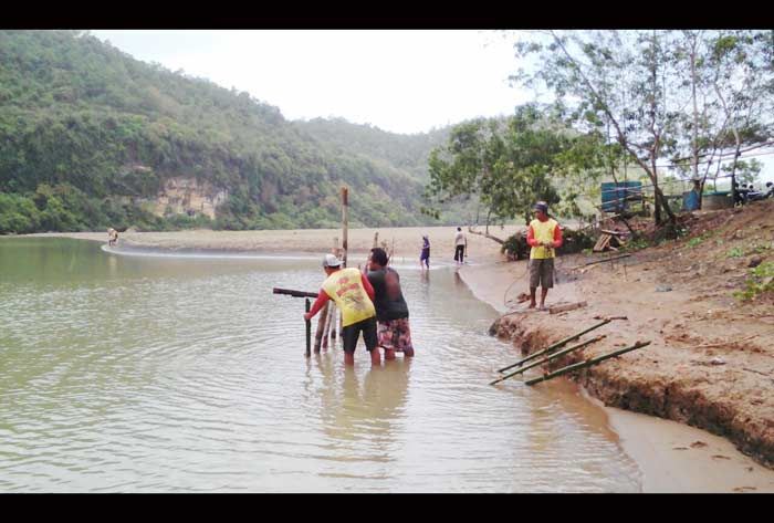 Cegah Erosi, Warga Kampung Srono Jolo Pacitan Bangun Tanggul Sendiri