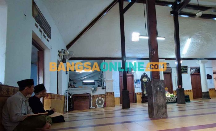 Sejumlah Santri di Pondok Pesantren Lirboyo Ngaji Kitab Kuning saat Ramadan Sejumlah Santri di Pondok Pesantren Lirboyo Ngaji Kitab Kuning saat Ramadan
