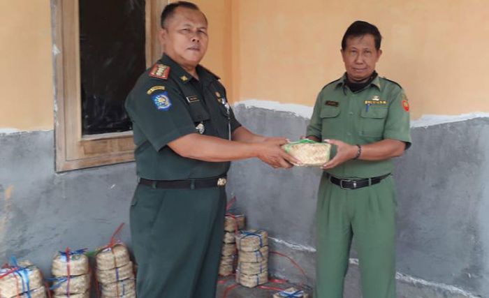 ​Camat Slahung Salurkan 50 Paket Daging Kurban dari Bupati Ponorogo