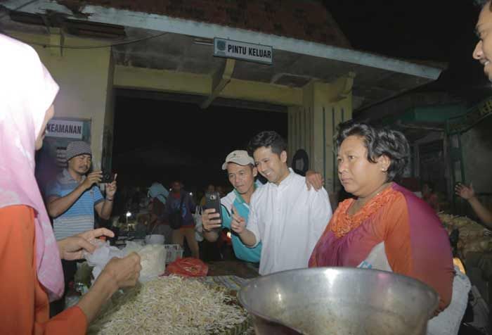 Blusukan ke Pasar Cek Harga dan Stok Pangan, Emil Bagi Pengalaman Kendalikan Harga Jelang Lebaran Blusukan ke Pasar Cek Harga dan Stok Pangan, Emil Bagi Pengalaman Kendalikan Harga Jelang Lebaran