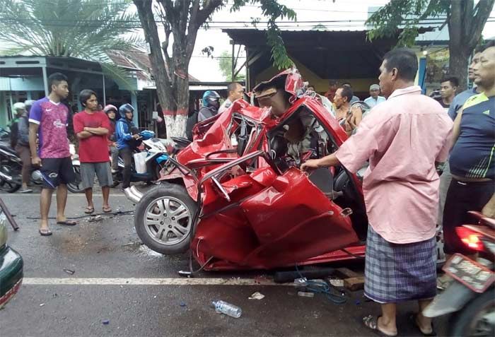 Honda Jazz Penyet Tergencet 2 Dump Truk di Jalan Raya Desa Boboh Gresik