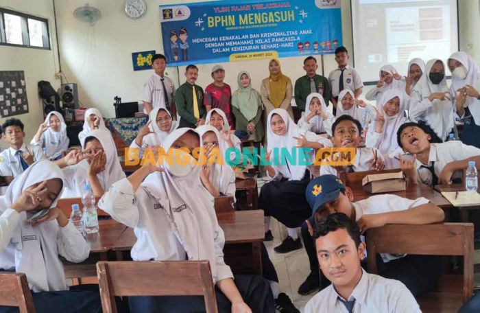 Cegah Kenakalan Anak, YLBH Fajar Trilaksana Kenalkan BPHN di SMPN 22 Gresik Cegah Kenakalan Anak, YLBH Fajar Trilaksana Kenalkan BPHN di SMPN 22 Gresik