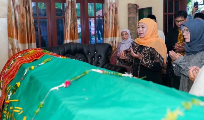 Takziah ke Rumah Duka Ibunda Mahfud MD, Khofifah: Insya Allah Husnul Khotimah Takziah ke Rumah Duka Ibunda Mahfud MD, Khofifah: Insya Allah Husnul Khotimah