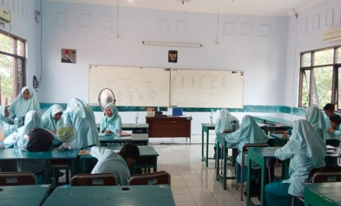 Pindahkan Murid Reguler ke Bekas Ruang Lab, Kepala SMAN 1 Taruna Madani Bangil Dinilai Diskriminatif Pindahkan Murid Reguler ke Bekas Ruang Lab, Kepala SMAN 1 Taruna Madani Bangil Dinilai Diskriminatif