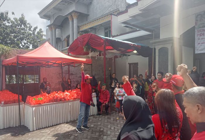 Peringati HUT Partai, Pengurus DPC PDIP Kota Pasuruan Gelar Aksi Bagi Makanan Peringati HUT Partai, Pengurus DPC PDIP Kota Pasuruan Gelar Aksi Bagi Makanan