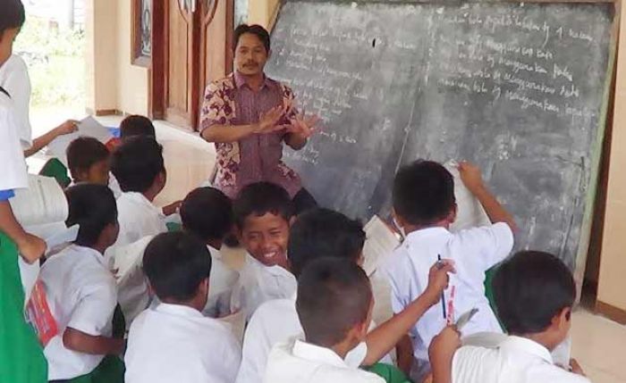 Ruang Kelas Terendam Banjir, Puluhan Siswa MI Miftahul Huda Terpaksa Belajar di Masjid