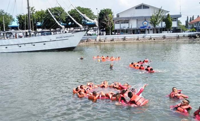 Dislambair Koarmada II Latih Sea Survival kepada Kadet Angkatan 67 Dislambair Koarmada II Latih Sea Survival kepada Kadet Angkatan 67