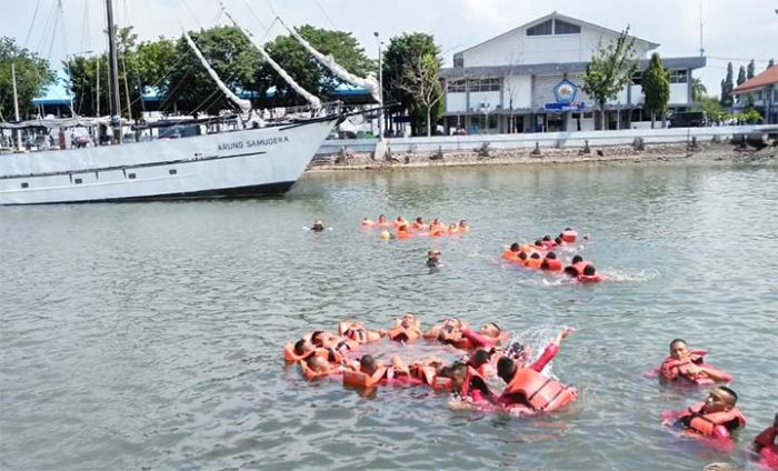 Dislambair Koarmada II Latih Sea Survival kepada Kadet Angkatan 67