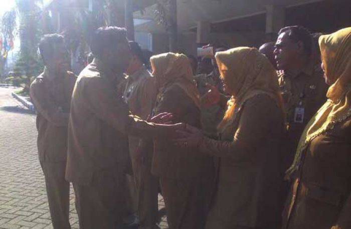 Apel Pagi Terakhir, Bupati Gresik Pamitan ke PNS Apel Pagi Terakhir, Bupati Gresik Pamitan ke PNS