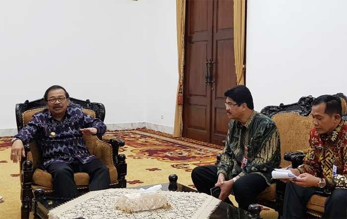 Pakde Karwo Pastikan SPP SMA/SMK di Jatim Tidak Naik Pakde Karwo Pastikan SPP SMA/SMK di Jatim Tidak Naik