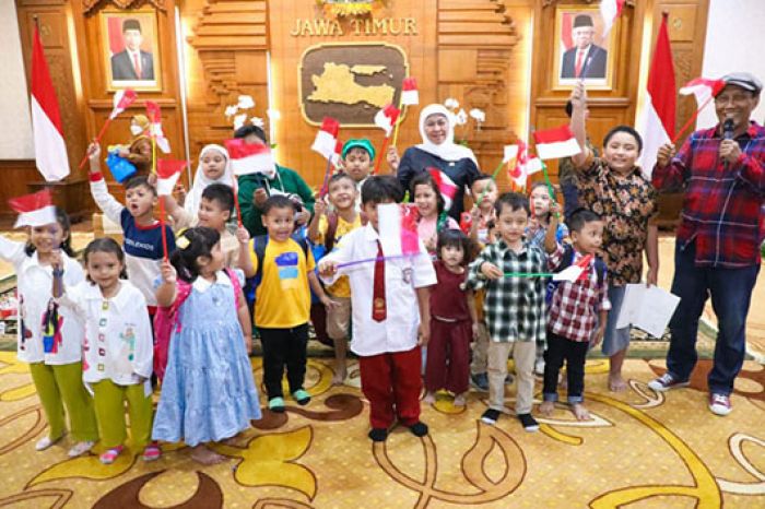 Undang 42 Anak yang Tertangkap Kamera saat Upacara HUT ke-78 RI, Gubernur Khofifah Bilang Begini Undang 42 Anak yang Tertangkap Kamera saat Upacara HUT ke-78 RI, Gubernur Khofifah Bilang Begini