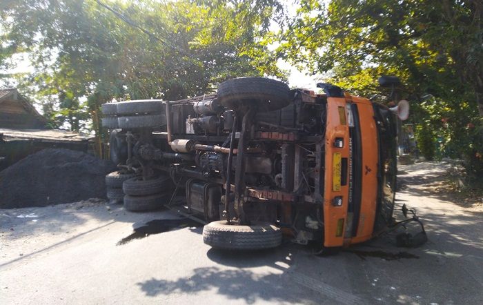 ​Tanah Ambles, Truk Muat Pasir Terguling di Jalan Pahlawan Lamongan