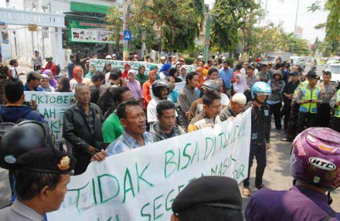 PKL Makam Gus Dur Demo DPRD Jombang, Tuntut Diperbolehkan Jualan di Lahan Baru