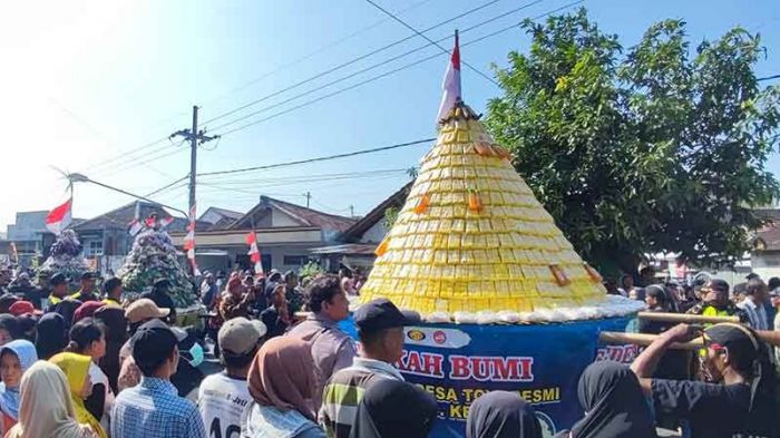Tumpeng Tahu Kuning Raksasa Jadi Rebutan Warga di Acara Sedekah Bumi dan Bersih Desa Toyoresmi