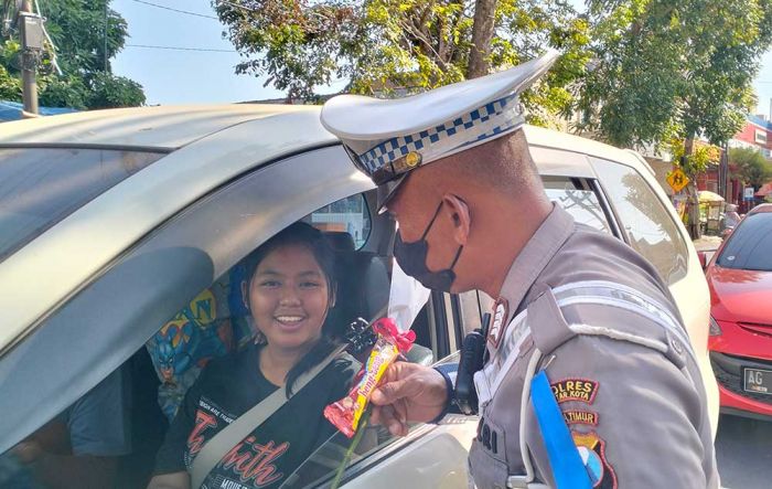 Operasi Patuh Semeru, Pengendara Tertib Lalu Lintas di Kota Blitar Dapat Kejutan dari Polisi Operasi Patuh Semeru, Pengendara Tertib Lalu Lintas di Kota Blitar Dapat Kejutan dari Polisi