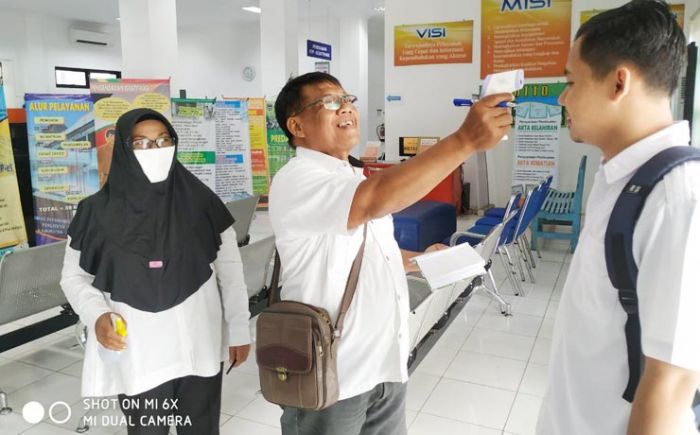 Satpol PP dan Dispendukcapil Pacitan Uji Coba Pemeriksaan Suhu Tubuh Bagi Tamu dan Pemohon Adminduk