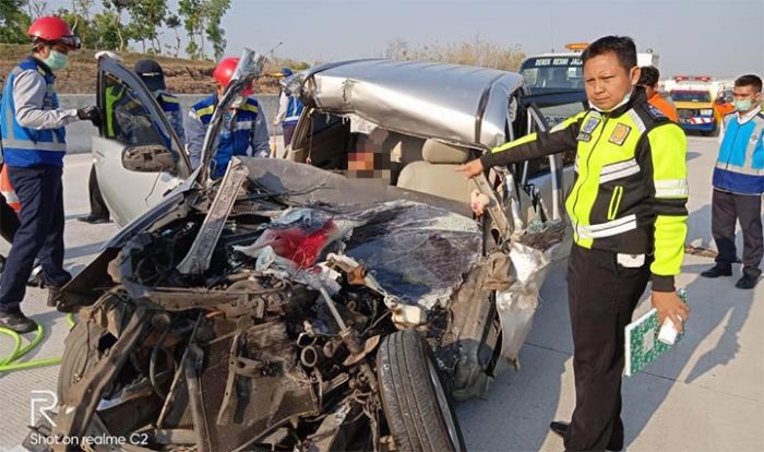 Avanza Tabrak Truk Parkir di Tol Ngawi, 1 Orang Tewas Avanza Tabrak Truk Parkir di Tol Ngawi, 1 Orang Tewas