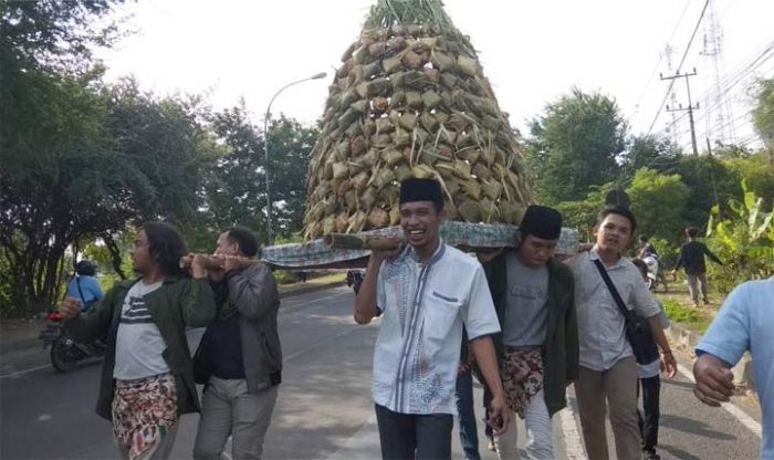 Masyarakat Pantura Lamongan Arak Gundukan Ketupat, Terinspirasi Kesaktian Raden Nur Rahmat