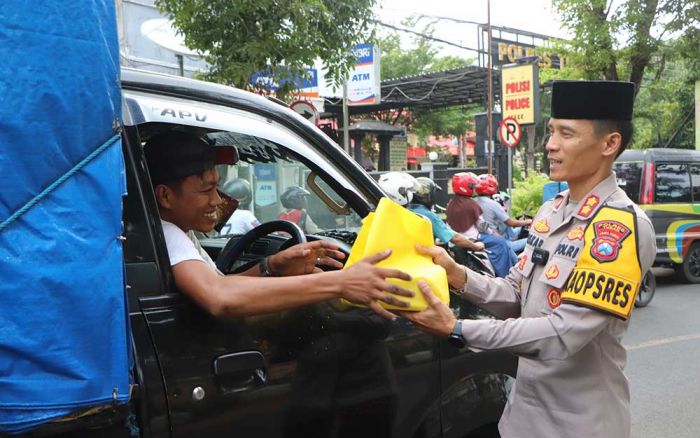 Bagikan 300 Paket Takjil, Kapolres Tuban Manfaatkan Ramadhan untuk Lebih Dekat dengan Masyarakat Bagikan 300 Paket Takjil, Kapolres Tuban Manfaatkan Ramadhan untuk Lebih Dekat dengan Masyarakat