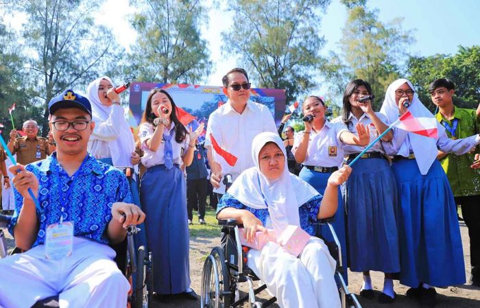 Semangat Dongkrak SDM di HUT ke-79, Pemprov Jatim Beri Beasiswa untuk 5.683 Santri dan Guru Diniyah Semangat Dongkrak SDM di HUT ke-79, Pemprov Jatim Beri Beasiswa untuk 5.683 Santri dan Guru Diniyah