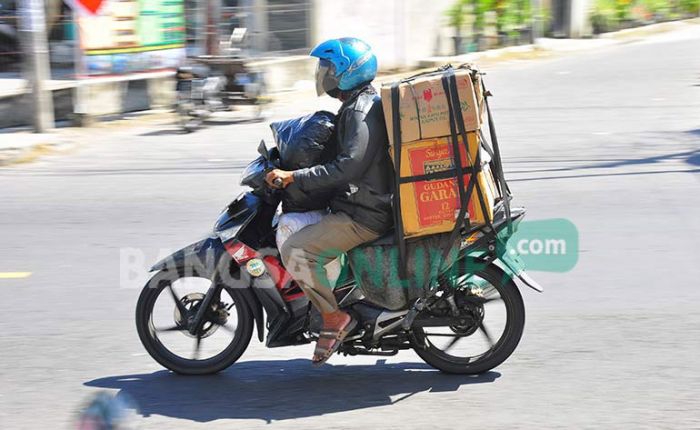 Hindari Penyekatan dengan Pulkam Lebih Awal, Pemudik Mulai Tampak Melintas di Jalur Bojonegoro Hindari Penyekatan dengan Pulkam Lebih Awal, Pemudik Mulai Tampak Melintas di Jalur Bojonegoro
