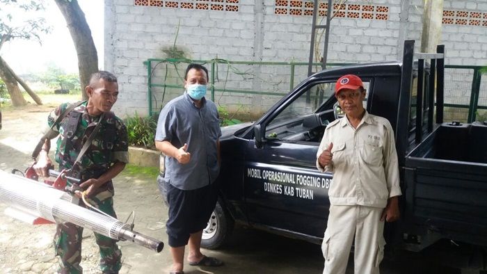 Anggota DPRD Tuban Bersama Puskesmas dan Koramil Senori Gelar Fogging Anggota DPRD Tuban Bersama Puskesmas dan Koramil Senori Gelar Fogging