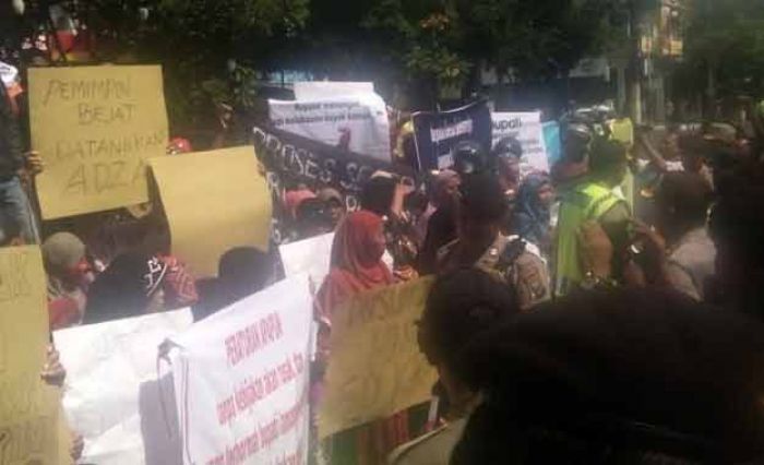 Kasun Jalak Desa Sukorejo Lamongan Diduga Selingkuh, Ratusan Warga Demo DPRD