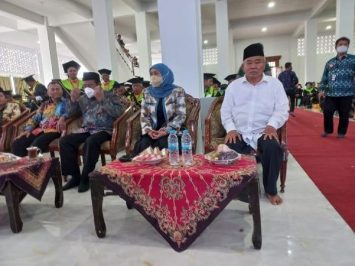 Orasi Wisuda IKHAC, Dahlan Iskan Sebut Khofifah Teknokrat, Kiai Asep Berharap Jadi Presiden