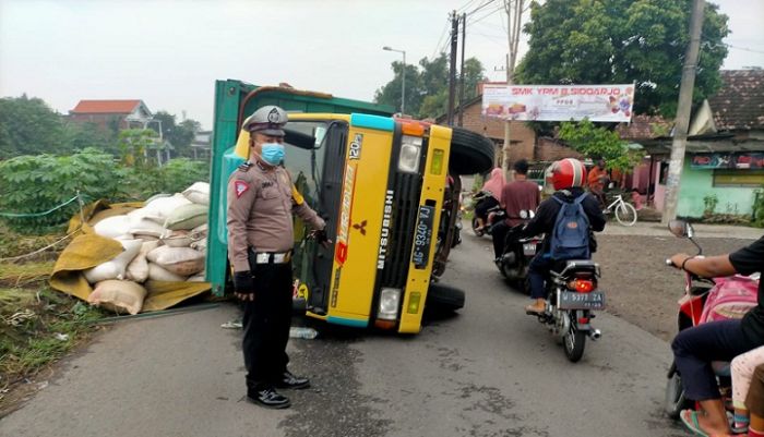 Truk Bermuatan Penuh Kotoran Ayam Terguling di Sukodono Truk Bermuatan Penuh Kotoran Ayam Terguling di Sukodono