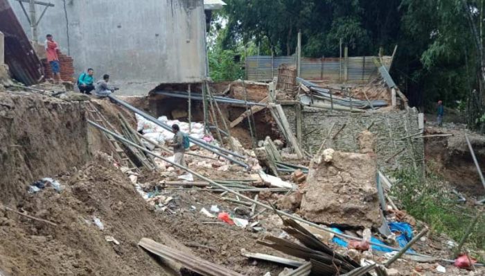 Dua Rumah Warga Bangilan Terseret Longsor Dampak Banjir Kali Kening Dua Rumah Warga Bangilan Terseret Longsor Dampak Banjir Kali Kening
