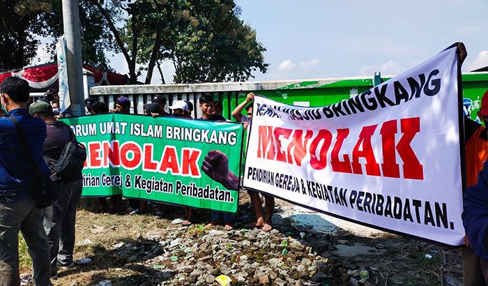 Datangi Gudang, Warga Bringkang Gresik Hentikan Ibadah Umat Katolik Datangi Gudang, Warga Bringkang Gresik Hentikan Ibadah Umat Katolik