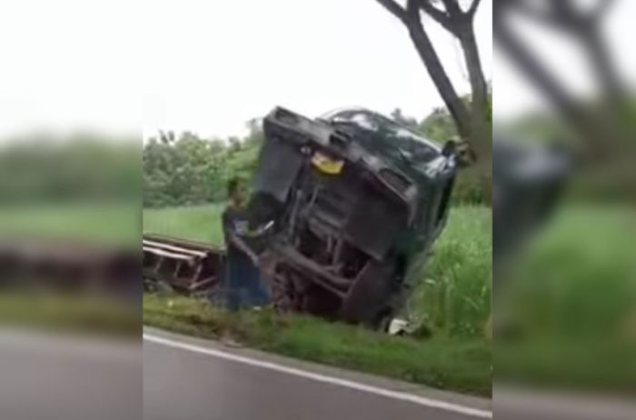 Rem Blong, Truk Bermuatan Semen Tabrak 7 Kendaraan di Probolinggo Rem Blong, Truk Bermuatan Semen Tabrak 7 Kendaraan di Probolinggo